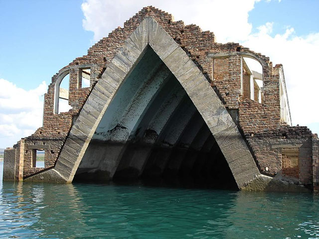 Cidade submersa de Petrolândia (PE) - A inundação de parte da cidade de Petrolândia para a construção de uma usina hidrelétrica em 1988 criou um local de mergulho intrigante. As construções ficaram submersas. O topo de uma igreja é visto acima da linha d'água (foto). É a chamada 