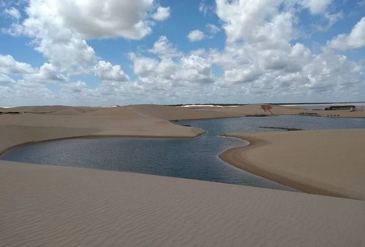 Antigamente uma pequena vila de pescadores, a região se transformou em um importante destino turístico internacional, conhecida por suas praias deslumbrantes, dunas e lagoas.