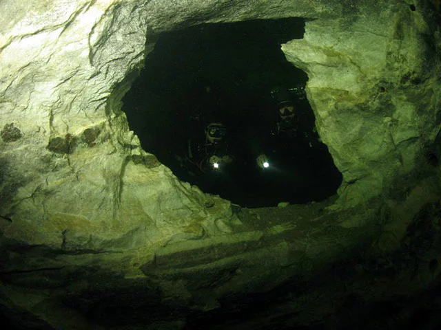 Minas submersas de Currais Novos (RN) - Complexo de 3 minas, onde jazidas de scheelita foram exploradas para fabricação de armas na 2ª Guerra Mundial. O alagamento dos dutos criou um ambiente propício ao mergulho de até 40m de profundidade, em cavernas, com água a 27ºC. Ainda há vestígios de trilhos e ferramentas. 