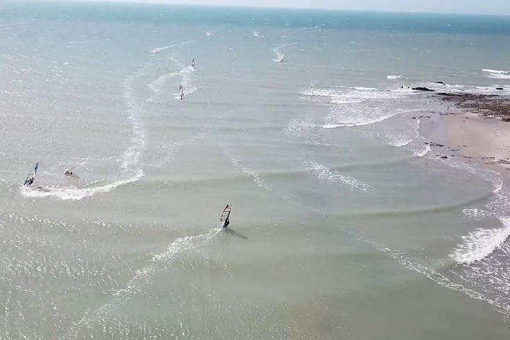 Além das belezas naturais, Jericoacoara é conhecida pela prática de esportes ao ar livre, como kitesurf e windsurf, aproveitando os ventos constantes da região.