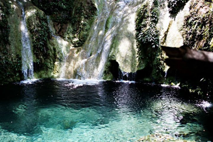 Parque Nacional da Serra da Bodoquena (MS) - Piscinas naturais, formadas por cachoeiras, dão acesso a cavernas num dos mais interessantes ecossistemas do Pantanal. As águas cristalinas do Rio Betione são um convite a um mergulho - raso, mas propício para fotos de espécies da união da Mata Atlântica com o Cerrado. 