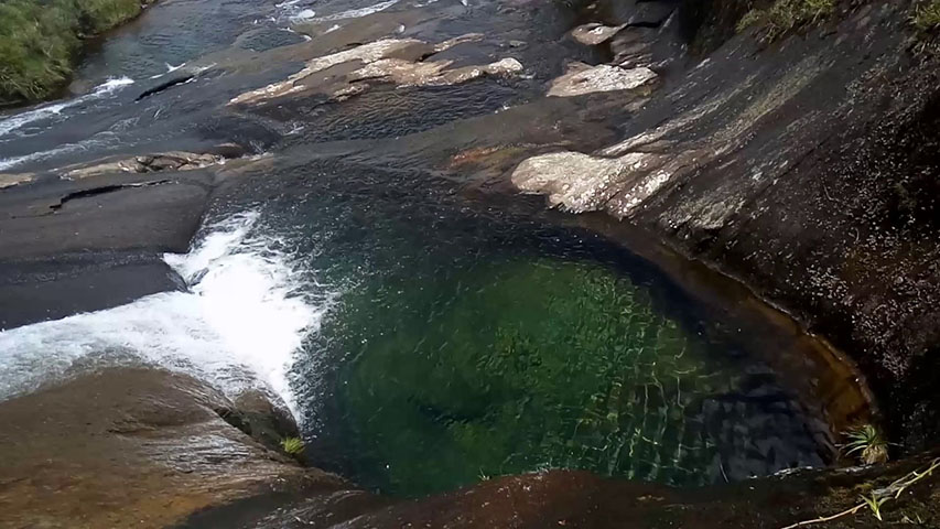 Vale Encantado (MG) - Também fica no Parque Nacional do Caparaó. É o trecho formado pelo Rio Preto e a Cachoeira Bonita, a a uma altitude de 1.750 metros. A queda d'água percorre um paredão de 80 metros. Os poços são profundos e gelados, entre 19ºC e 22ºC, podendo descer a 4ºC negativos no inverno. 