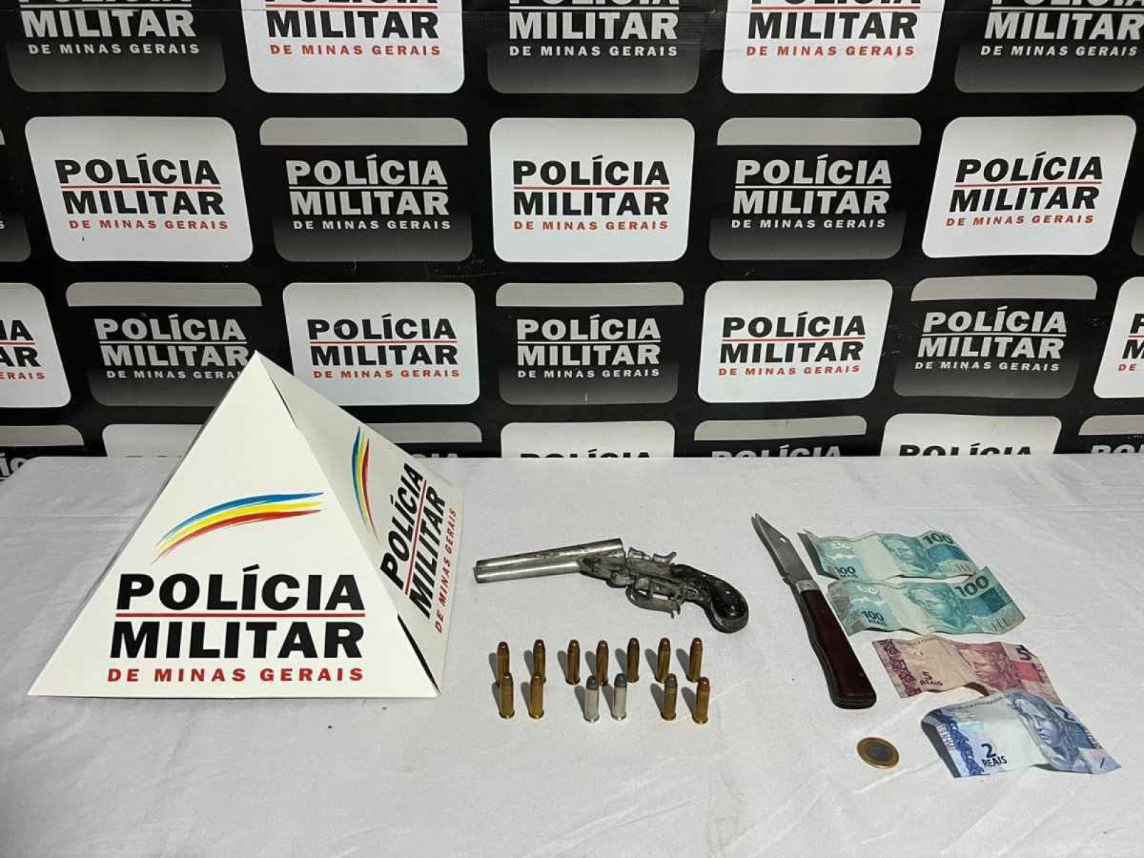 Idoso é preso ao impedir mulher de sair de casa para visitar a filha