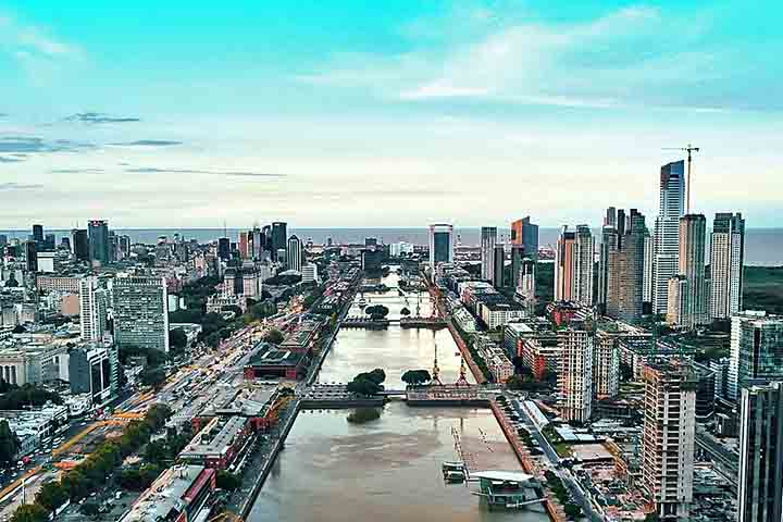 A capital argentina é oficialmente chamada de Cidade Autônoma de Buenos Aires desde 1994 pelo fato de não fazer parte da província de Buenos Aires, apesar de estar dentro dela em termos geográficos. 
