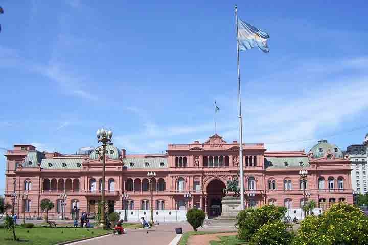 Em Buenos Aires está a sede da presidência da República Argentina, a Casa Rosada. A edificação situa-se à frente da Praça de Maio (Plaza de Mayo), palco de muitas manifestações políticas. 