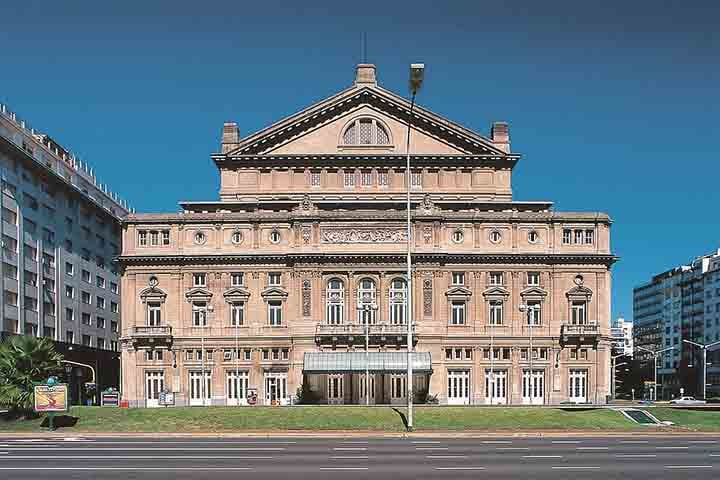 Outro símbolo portenho é o Teatro Colón, uma das mais importantes casas de ópera do mundo, palco onde se apresentaram monstros sagrados da música clássica como o tenor italiano Enrico Caruso e a diva Maria Callas. 

