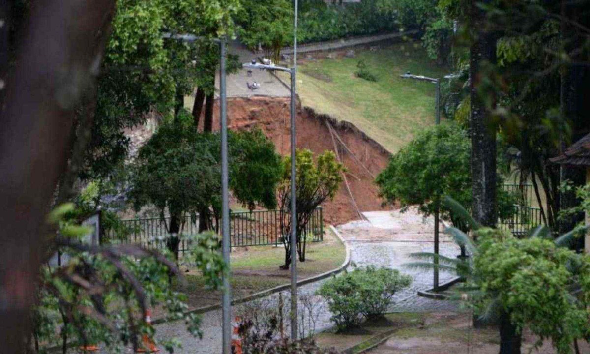 Temporal provocou erosão e queda de barragem no Parque Lagoa do Nado, no Bairro Itapoã, na Região da Pampulha, em BH -  (crédito: Tulio Santos/EM/D.A Press)