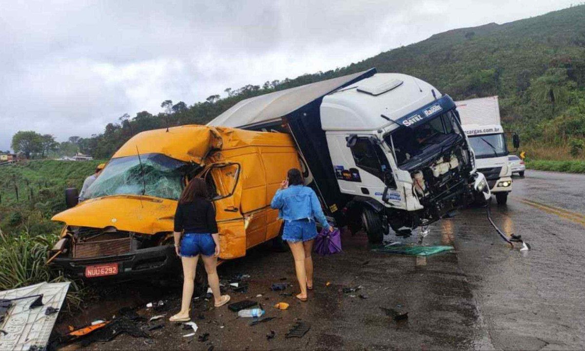 Pista na BR-381, em Caeté, ficou fechada por duas horas para retirada de veículos  -  (crédito: CBMMG / Divulgação)