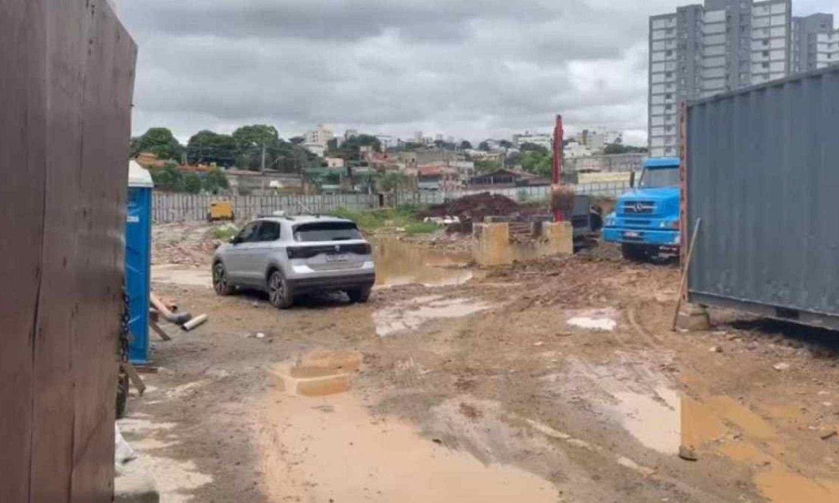 Caminhões bomba com mangueiras estão drenando o canteiro de obras da PBH para o trabalho retornar na Av Álvaro Camargos -  (crédito: Mateus Parreiras / E.M / D.A Press)