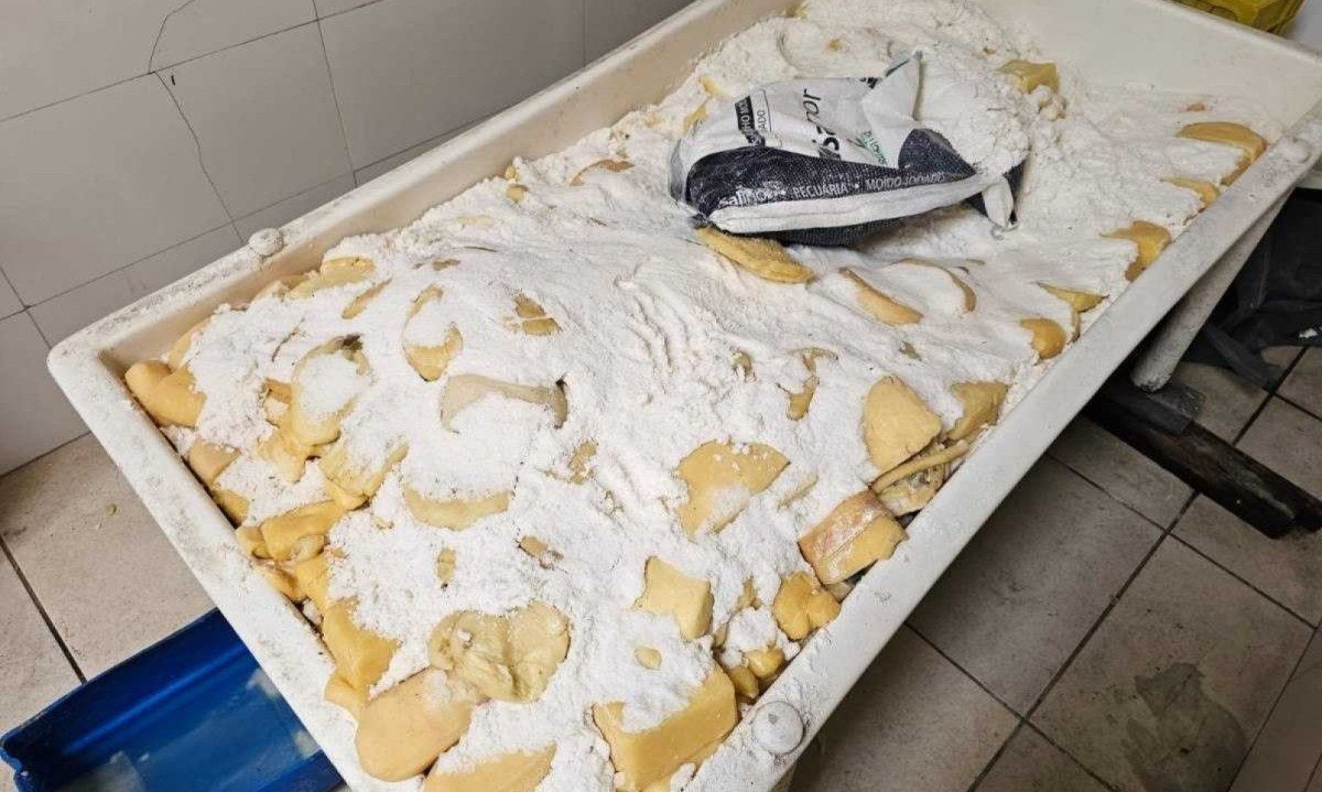 O queijo ficava &quot;marinando&quot; em uma subst&acirc;ncia a sal
 -  (crédito: Reprodu&ccedil;&atilde;o / Pol&iacute;cia Militar)