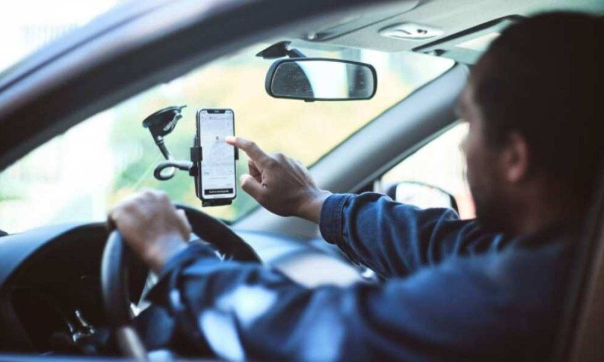 Além de viagem gratuita, empresa ainda disponibilizará conteúdos educativos dentro do aplicativo -  (crédito: Divulgação / Uber)