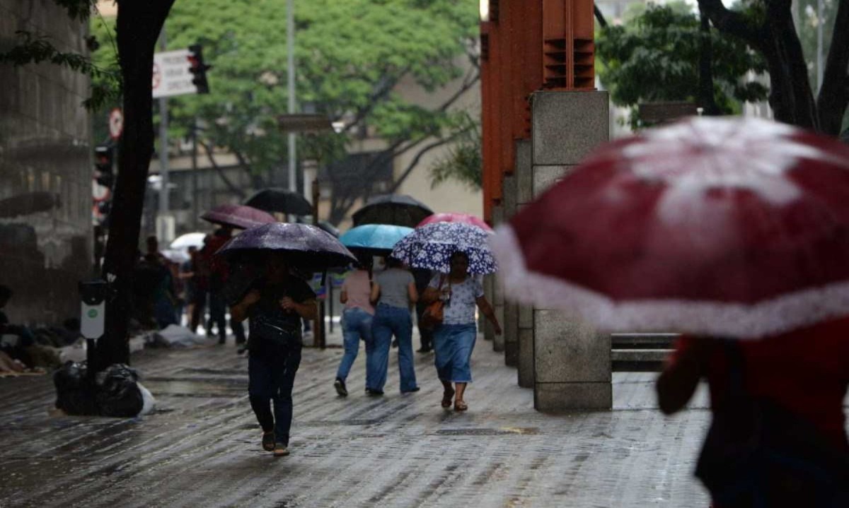 Nesta sexta-feira (15/11), o tempo permanece instável com chuvas em todas as regiões do estado de Minas Gerais -  (crédito: Túlio Santos/EM/D.A Press)
