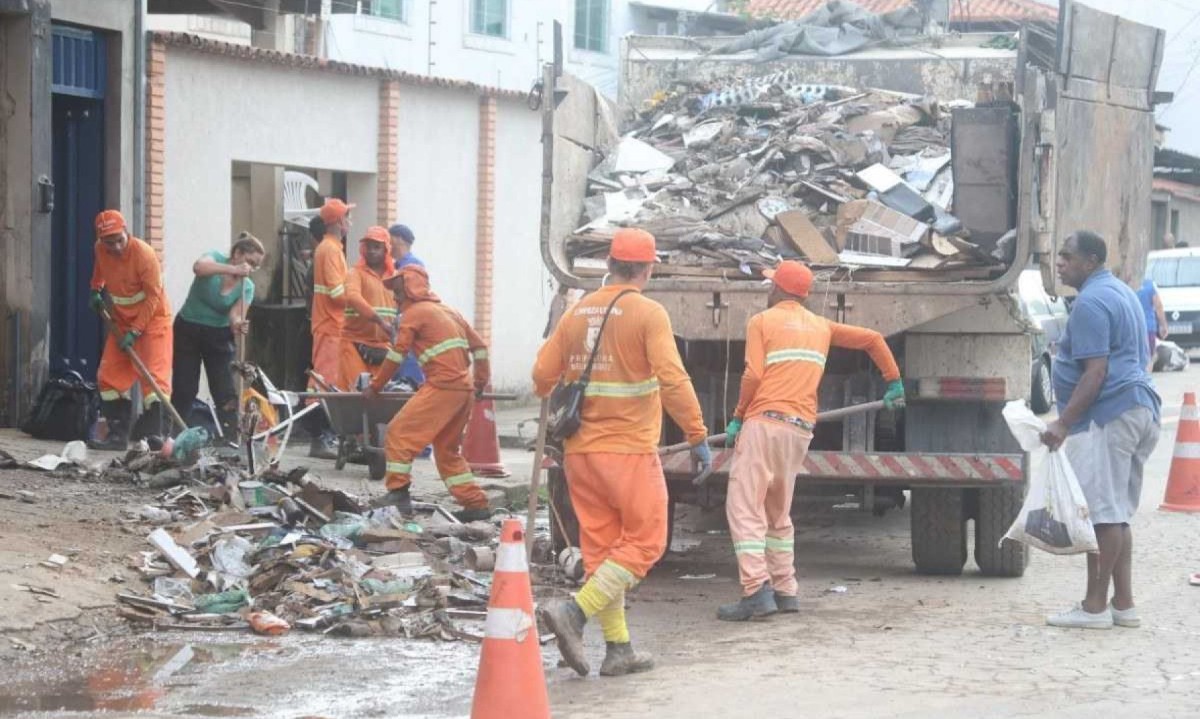 No Bairro Maria Goretti, agentes de limpeza da PBH enchem caminhões com sujeiras trazidas pelas enxurradas de quarta-feira (13/11) -  (crédito: Marcos Vieira/EM/D.A Press)