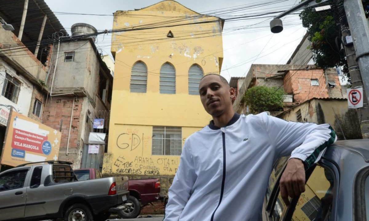WS da Igrejinha, que adotou este nome artístico para homenagear o Aglomerado da Serra, em frente à igreja da comunidade onde foi criado
 -  (crédito: Túlio Santos/EM/D.A Press)