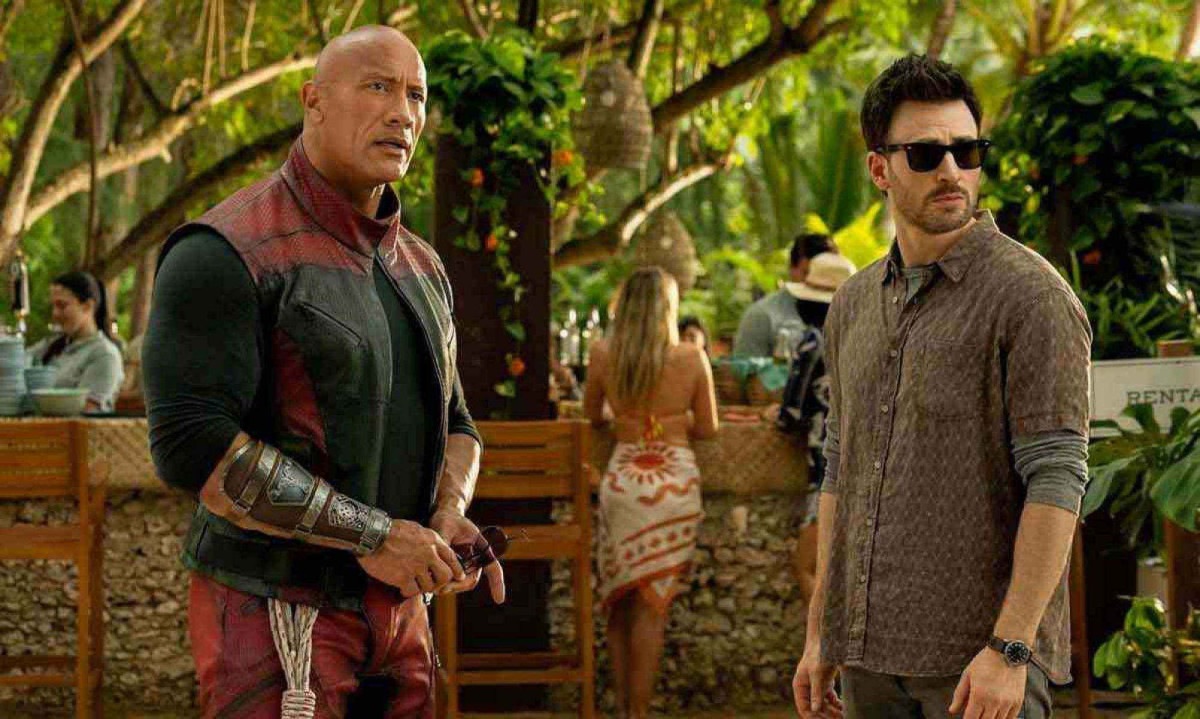 Cal (Dwayne Johnson) e Jack (Chris Evan) têm de se virar para achar o Papai Noel sequestrado -  (crédito: Amazon MGM)