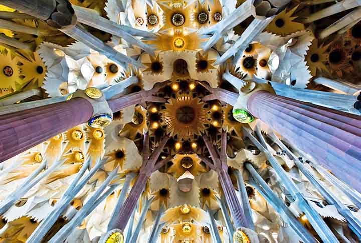 Sagrada Família - A Sagrada Família é a obra-prima inacabada de Antoni Gaudí, cuja construção começou em 1882. Esta basílica, com suas torres icônicas e detalhes intricados, é o exemplo mais famoso do modernismo catalão e o símbolo de Barcelona. A conclusão está prevista para 2026.