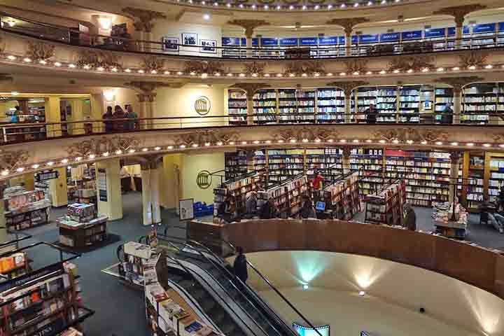 Um atributo muito valorizado pelos portenhos é a presença marcante das livrarias em Buenos Aires, como a exuberante El Ateneo. 
