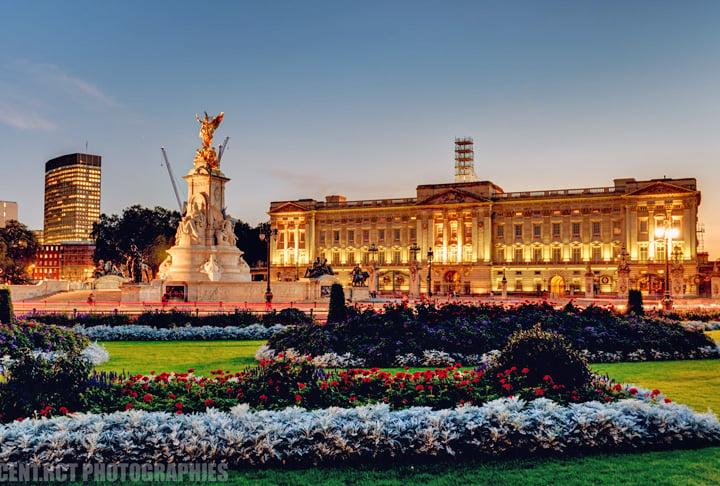 Palácio de Buckingham - Descrição: Residência oficial do monarca britânico desde 1837, o Palácio de Buckingham é um símbolo da monarquia. O palácio também é famoso pela troca da guarda, uma cerimônia tradicional - Localização: Westminster - Referências Históricas: Construído em 1703 como a Casa Buckingham, foi transformado em palácio pelo rei Jorge IV