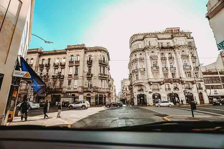 Buenos Aires é um importante destino turístico por sua arquitetura de influência europeia - especialmente francesa e inglesa - e intensa vida cultural.
