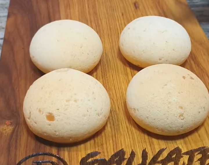 1) Pan de bono (Colômbia): O pão colombiano eleito o melhor do mundo pelo TasteAtlas é conhecido por sua textura ligeiramente crocante por fora e macia e elástica por dentro.