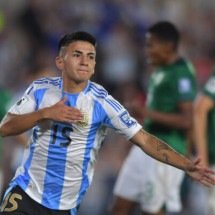  BUENOS AIRES, ARGENTINA - OCTOBER 15: Thiago Almada of Argentina celebrates after scoring the team's fourth goal  during the FIFA World Cup 2026 South American Qualifier match between Argentina and Bolivia at Estadio MÃ¡s Monumental Antonio Vespucio Liberti on October 15, 2024 in Buenos Aires, Argentina. (Photo by Marcelo Endelli/Getty Images)
      Caption  -  (crédito:  Getty Images)