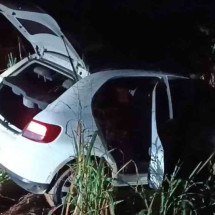 Homem foge por 12 km em carro roubado, bate o veículo e é preso - Polícia Militar de Minas Gerais