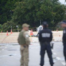 Após 12h, corpo do homem que morreu nas explosões no STF é retirado da praça - ED ALVES/CB/D.A.Press