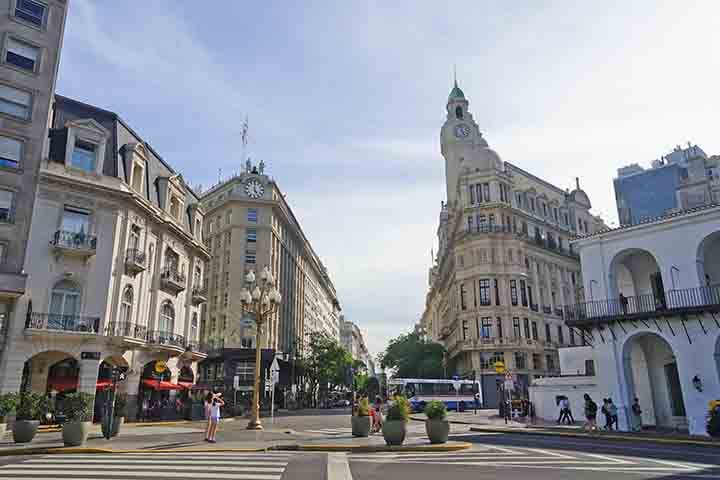 Em 1836, o militar Pedro de Mendoza já havia fundado Buenos Aires, mas um ataque dos índios querandíes fez os colonizadores abandonarem a localidade. 

