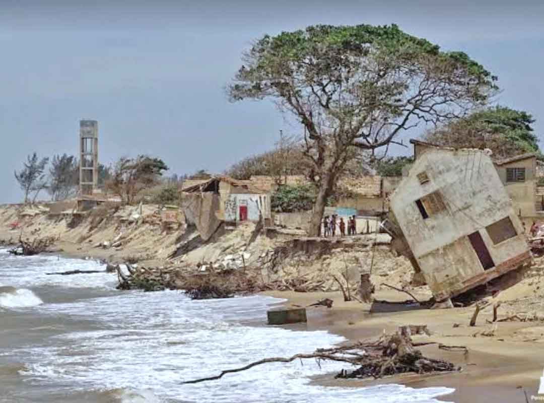 A praia de Atafona, em São João da Barra, no Rio de Janeiro, registra um dos casos mais alarmantes da destruição causada pela erosão. 