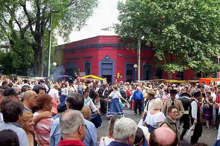 Localizada na foz do Rio Prata, Buenos Aires recebeu no século XX um grande número de imigrantes italianos, assim como aconteceu em São Paulo.
