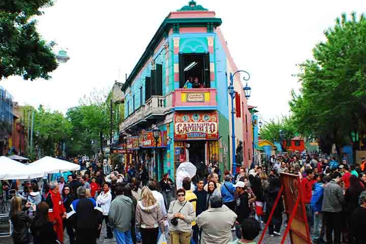 A cosmopolita Buenos Aires tem famosos pontos turísticos, como o Caminito, no bairro operário de La Boca, com suas casas coloridas e onde fica o estádio do Boca Juniors, mais popular clube de futebol argentino. 
