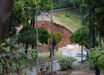 Temporal provocou eros&atilde;o e rompimento de barragem no Parque Lagoa do Nado, no bairro Itapo&atilde;, na Regi&atilde;o da Pampulha, em BH -  (crédito: Tulio Santos/EM/D.A Press)
