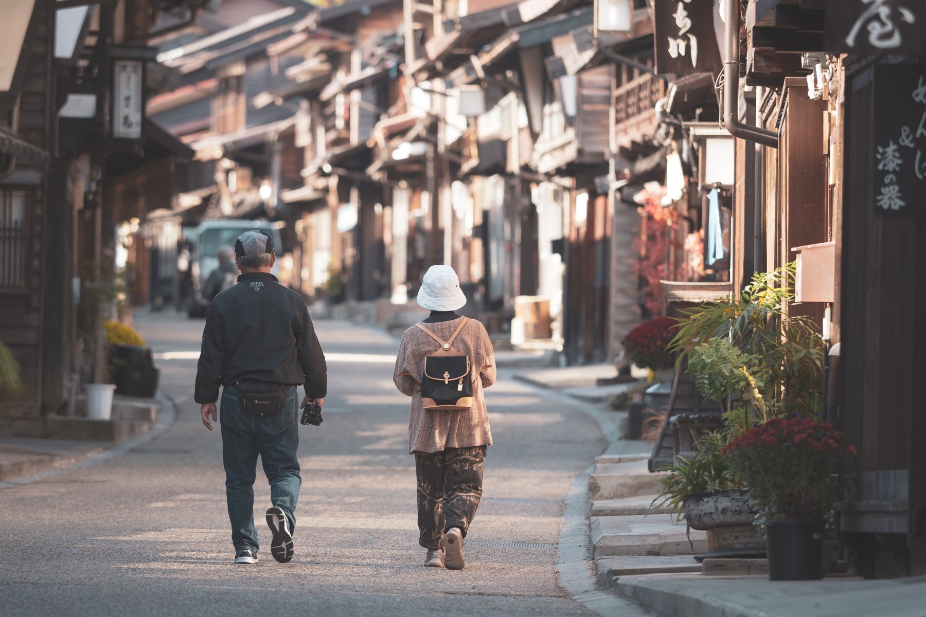  Rear view of senior couple walking on the road in Narai-juku, Japan-Old wooden house in Nagano, japan.
     -  (crédito: DINO)