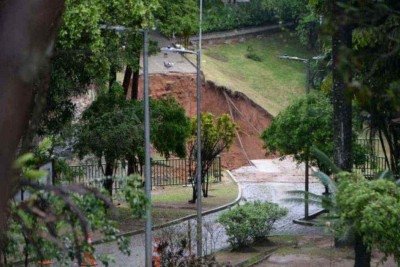 Temporal provocou erosão e rompimento de barragem no Parque Lagoa do Nado, no bairro Itapoã, na Região da Pampulha, em BH -  (crédito: Tulio Santos/EM/D.A Press)
