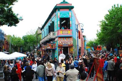 O Caminito, no bairro operário de La Boca, atrai turistas com suas casas coloridas e o estádio do Boca Juniors -  (crédito:  Flickr Márcio Salim)