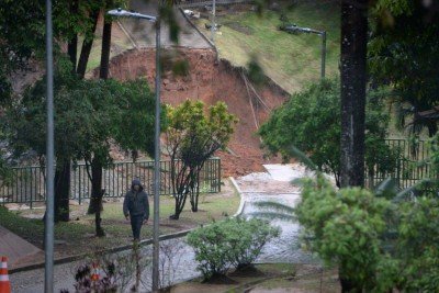 Lagoa do Nado após o rompimento da barragem -  (crédito: Túlio Santos/EM/D.A Press)