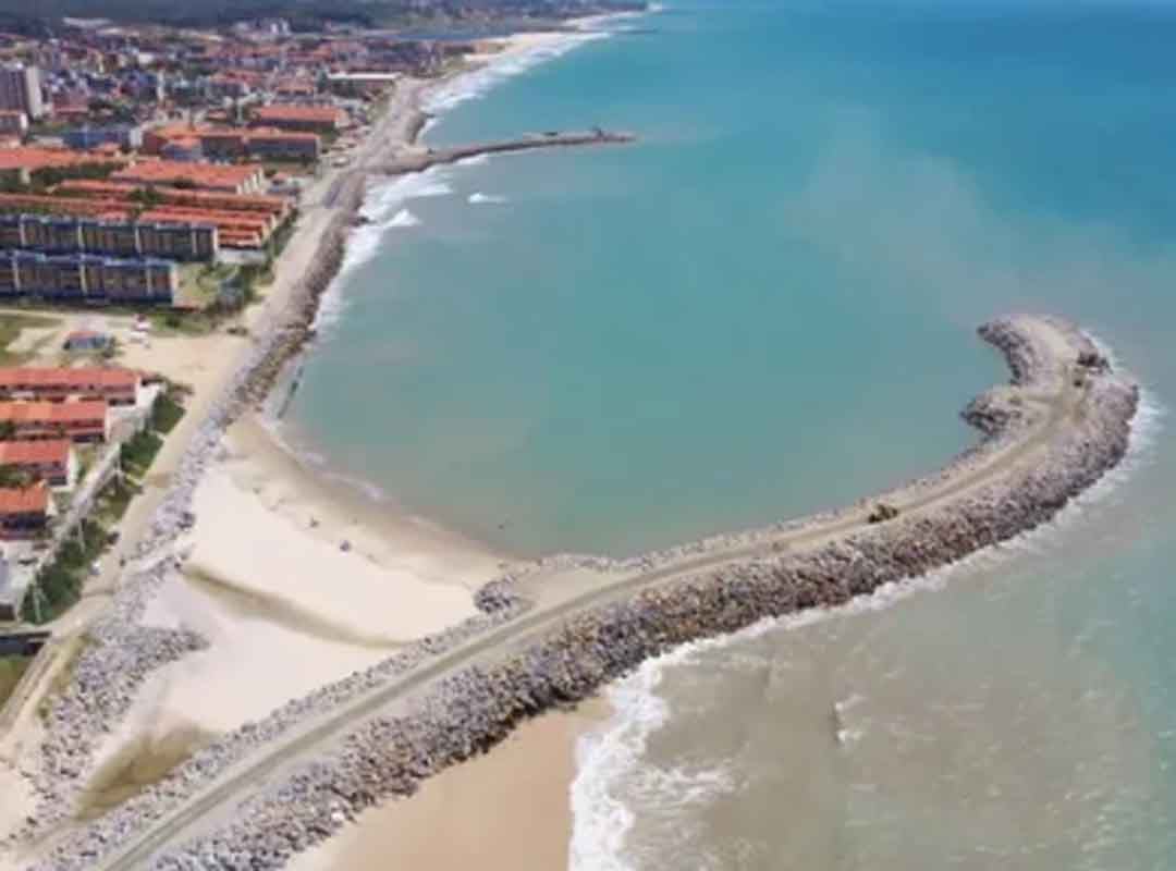 Olinda, em Pernambuco, é outra cidade que já recorreu à construção de espigões e quebra-mares para tentar controlar o avanço das águas. Mas estudos têm apontado efeito reverso, com piora da erosão nessas áreas.