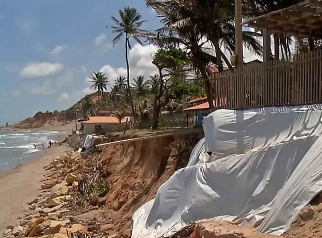 A força da água arrastou sacos de areia e deixou estruturas ainda mais vulneráveis a novos episódios de avanço da maré. 