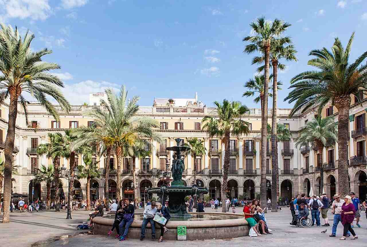 Bairro Gótico (Barri Gòtic) - O Bairro Gótico é o centro histórico de Barcelona, com ruas estreitas e praças medievais que datam da época romana. Aqui encontram-se importantes marcos como a Plaça Reial, a Plaça Sant Jaume e a Catedral de Barcelona.