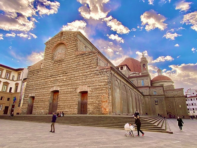 Basílica de San Lorenzo (393 d.C.): Uma das mais antigas igrejas de Florença, com uma fachada inacabada e capelas projetadas por Brunelleschi e Michelangelo