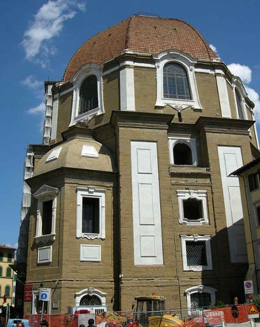 Cappelle Medicee (1520-1534): Capelas dentro da Basílica de San Lorenzo, construídas pela família Medici. Contêm obras de Michelangelo e os túmulos dos Medici