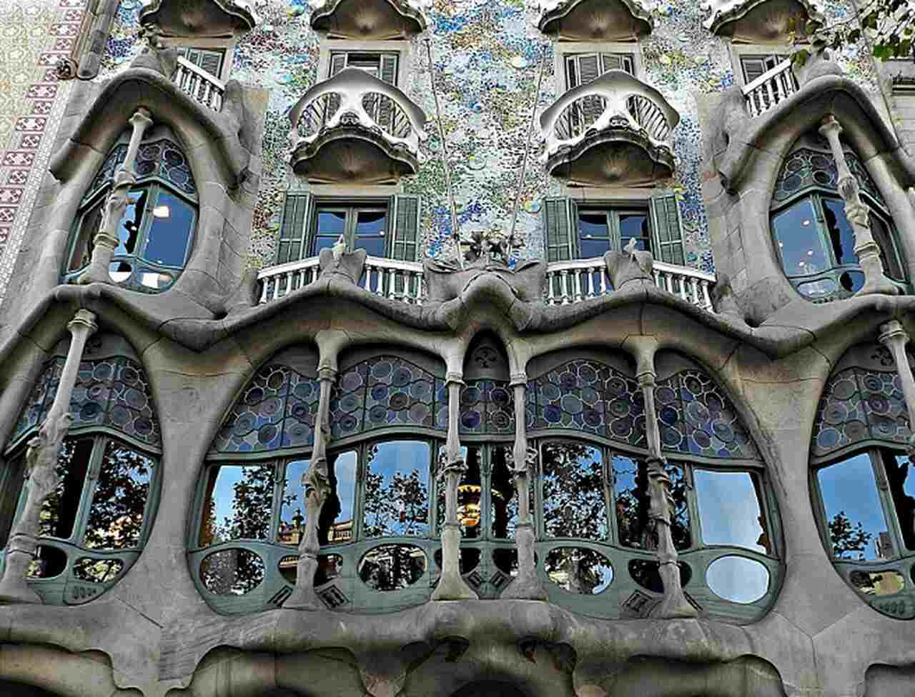 Casa Batlló - Restaurada por Gaudí entre 1904 e 1906, a Casa Batlló é um exemplo icônico do modernismo catalão. A fachada ondulante e as cores vibrantes fazem deste edifício um dos mais impressionantes da cidade, evocando o mar e a natureza.