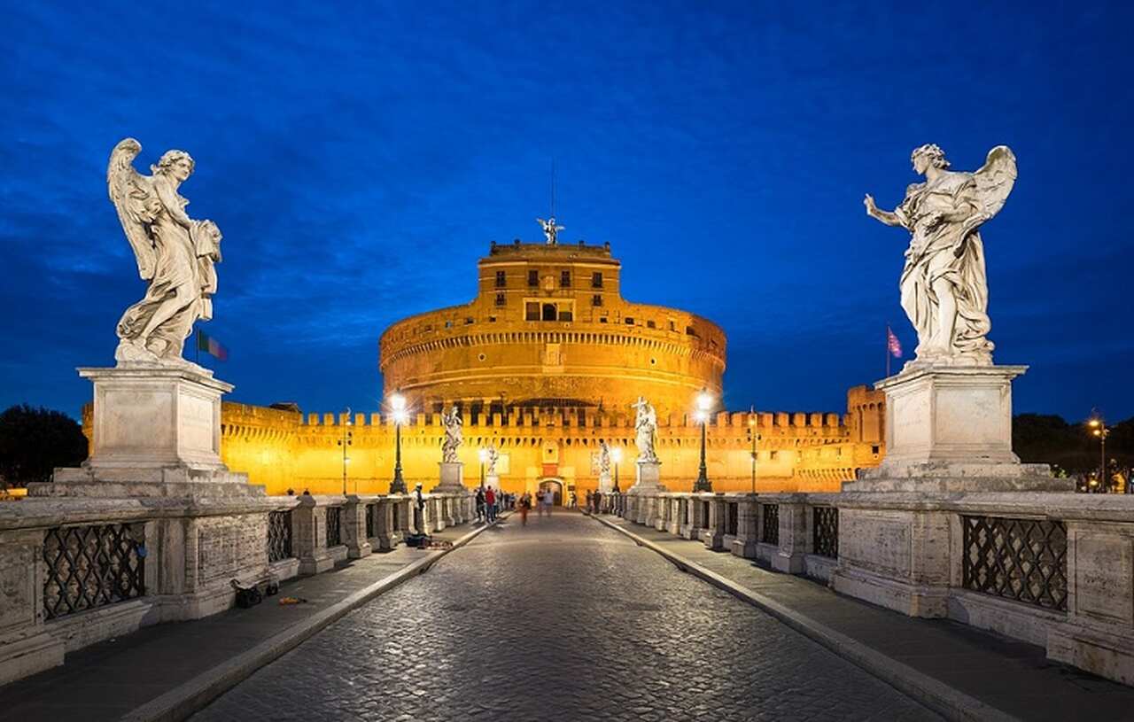 Castelo Sant'Angelo (135 d.C.): Originalmente o mausoléu do imperador Adriano, foi convertido em fortaleza papal e palácio no Renascimento