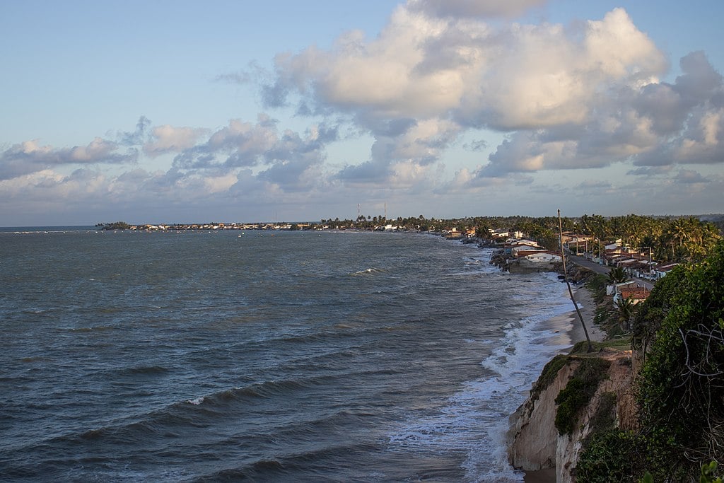 Com cerca de nove mil habitantes, majoritariamente indÃ­genas, BaÃ­a da TraiÃ§Ã£o vem sofrendo com a erosÃ£o provocada pelo avanÃ§o do mar desde 2010. As projeÃ§Ãµes apontam que anualmente a perda na cidade vÃ¡ ser de seis metros de faixa de areia e espaÃ§os urbanos.
