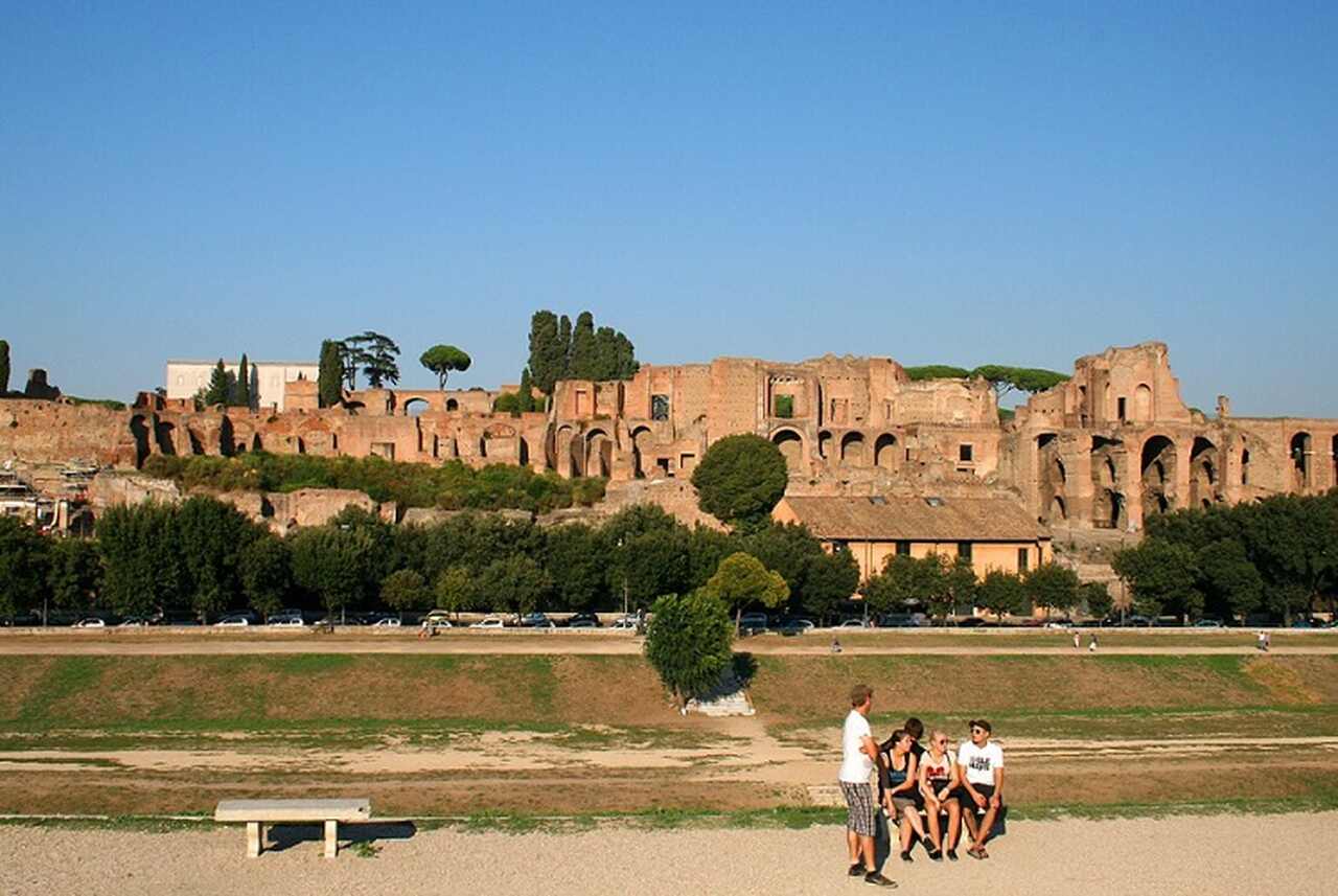 Circo Máximo (século VI a.C.): O maior estádio da Roma Antiga, usado para corridas de bigas e eventos públicos. Podia acomodar até 250 mil pessoas