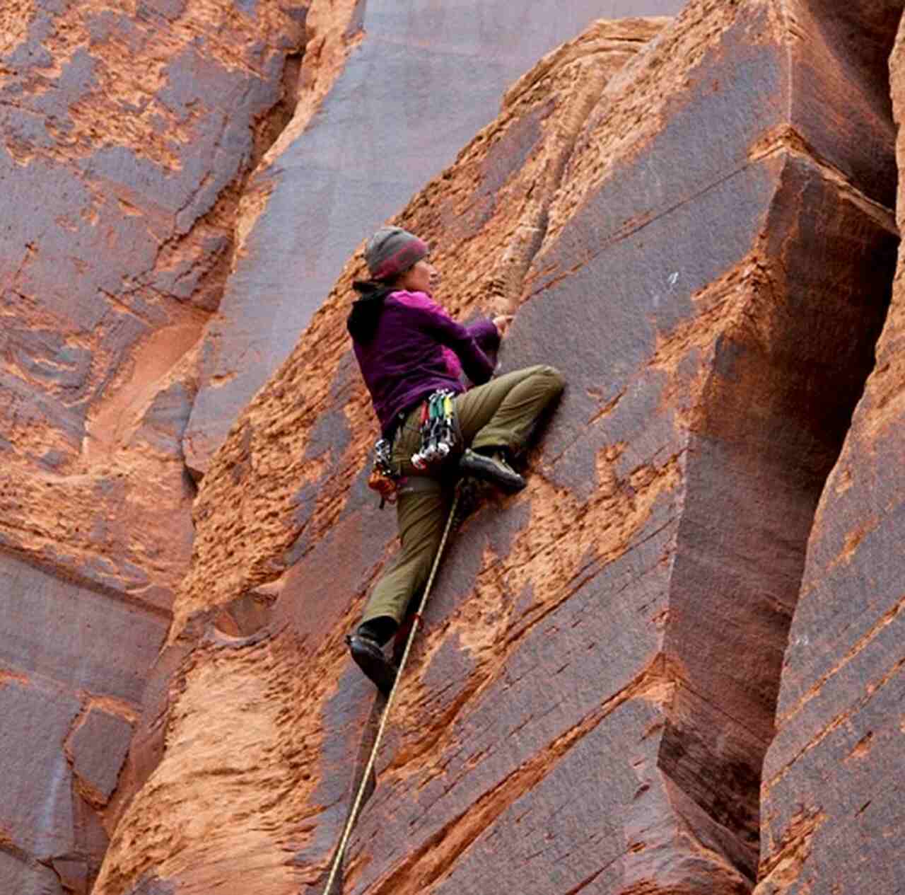 Zion National Park, Utah - Esportes: Canyoning, trilhas, escalada - Descrição: O Zion National Park oferece trilhas icônicas como Angel's Landing e atividades emocionantes de canyoning através de fendas estreitas e cachoeiras - Melhor época: Primavera (abril-maio) e outono (setembro-outubro)