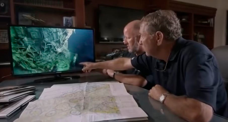 Especialistas têm estudado a região e realizado mergulhos para localização de destroços de navios e aviões envolvidos em tragédias no Triângulo das Bermudas. Com mapas da região e informações sobre aeronaves e embarcações desaparecidas, eles buscam cruzar dados que permitam o avanço das pesquisas. 