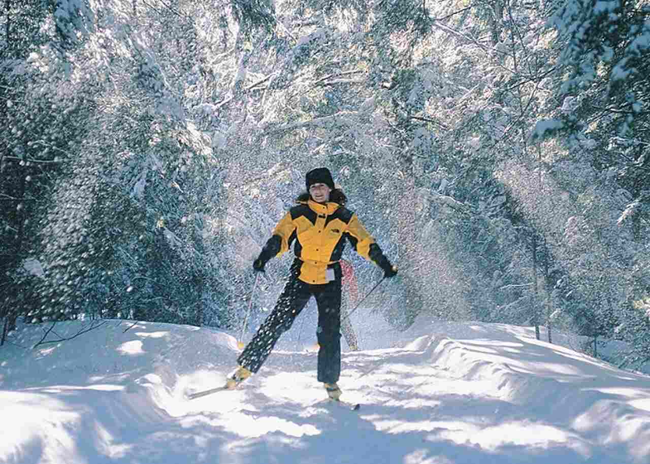 White Mountains, New Hampshire - Esportes: Escalada no gelo, trilhas, esqui cross-country - Descrição: As Montanhas Brancas oferecem aventuras em qualquer estação, com escalada no gelo durante o inverno e trilhas desafiadoras, como a famosa Appalachian Trail, no verão - Melhor época: Inverno (dezembro-março) para escalada no gelo, verão (junho-setembro) para trilhas