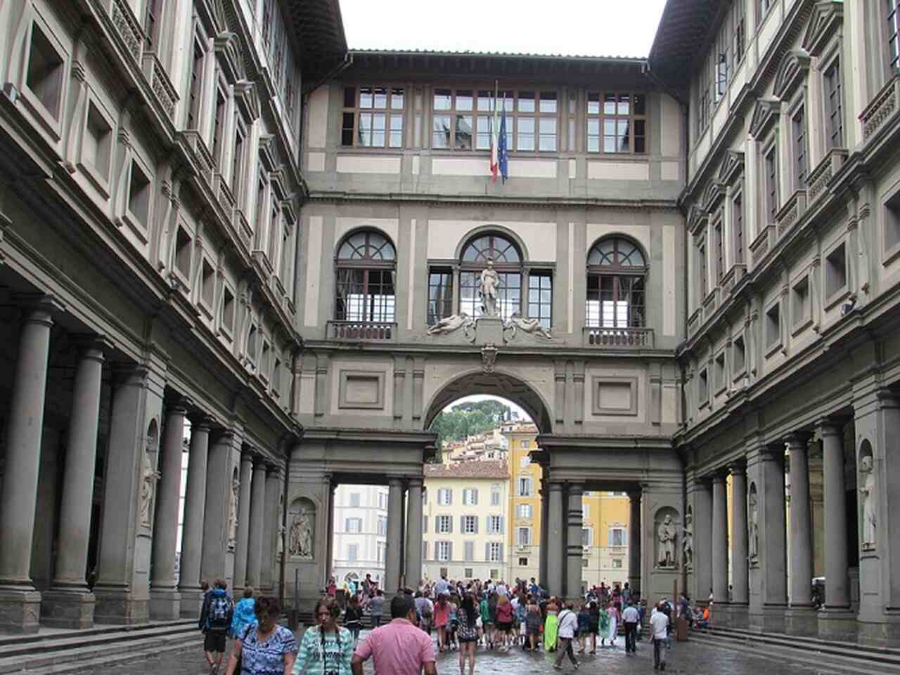 Galeria Uffizi (1560-1581): Um dos museus mais importantes do mundo, com uma vasta coleção de arte renascentista, incluindo obras de Leonardo da Vinci, Botticelli e Michelangelo