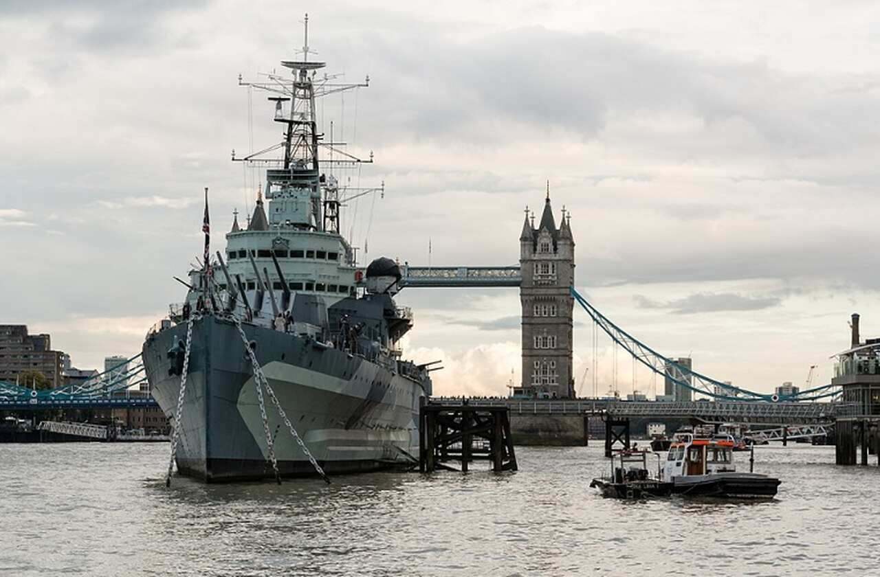 HMS Belfast - Descrição: Este cruzador leve da Marinha Real, lançado em 1938, é agora um museu flutuante no Rio Tâmisa, oferecendo uma visão da vida a bordo durante a Segunda Guerra Mundial - Localização: Entre a Tower Bridge e a London Bridge - Referências Históricas: HMS Belfast participou do Dia D e de várias outras operações durante a guerra